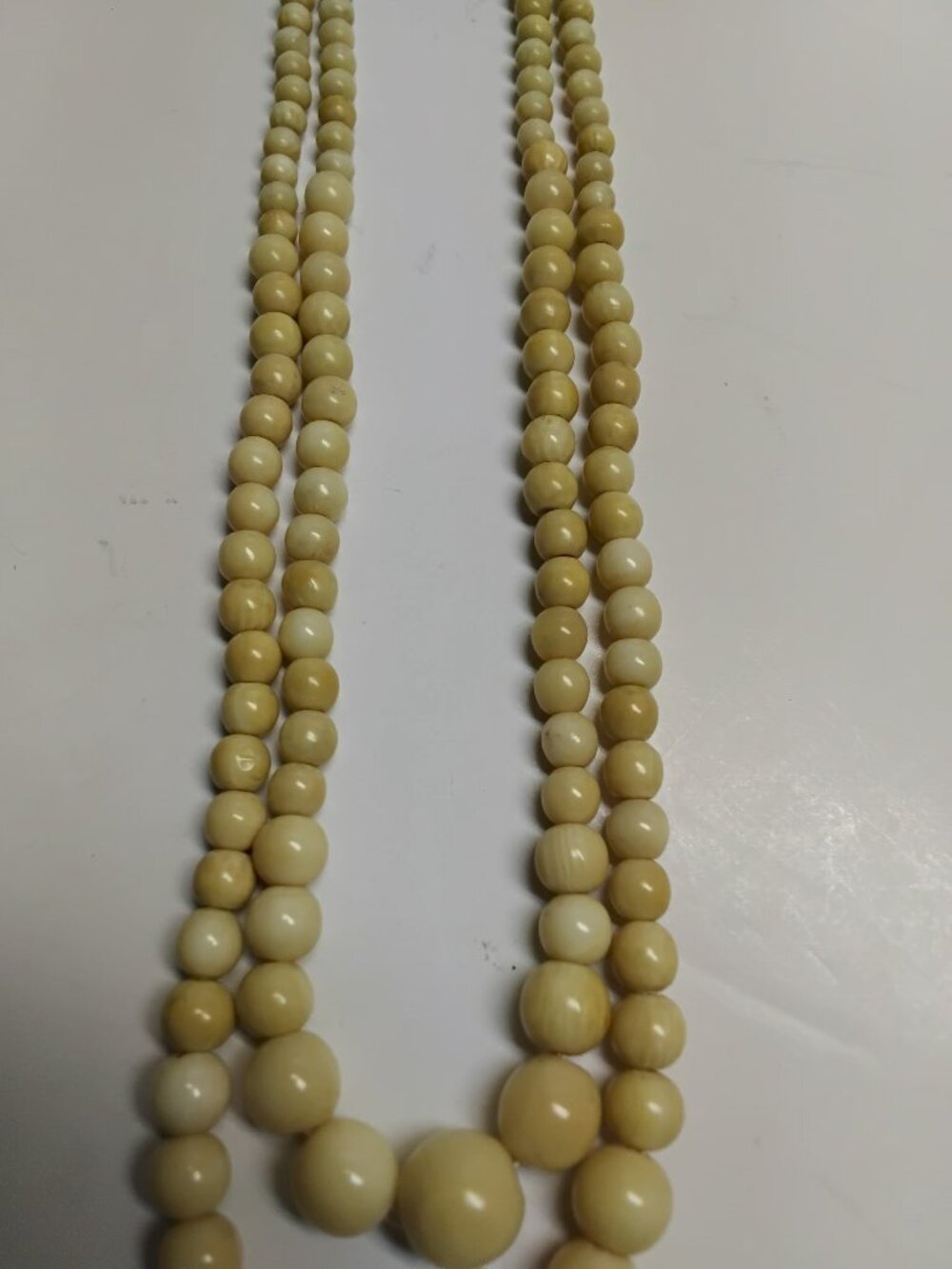 Beautiful Vtg.double-strand round hand carved graduated  Ivory bead necklace